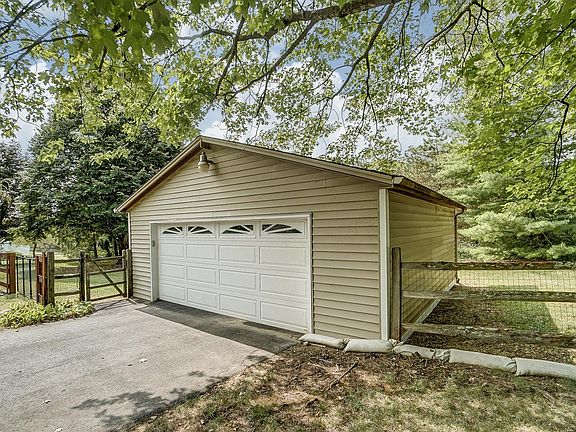 3rd image of 5183 Tracy Ln