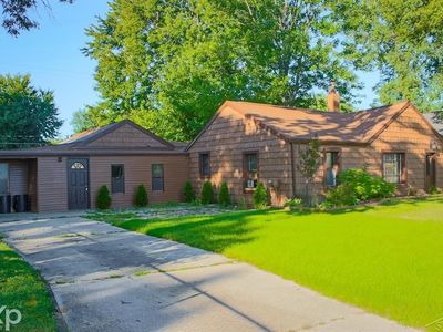 704 Bay Rd, Bay City, MI, 48706