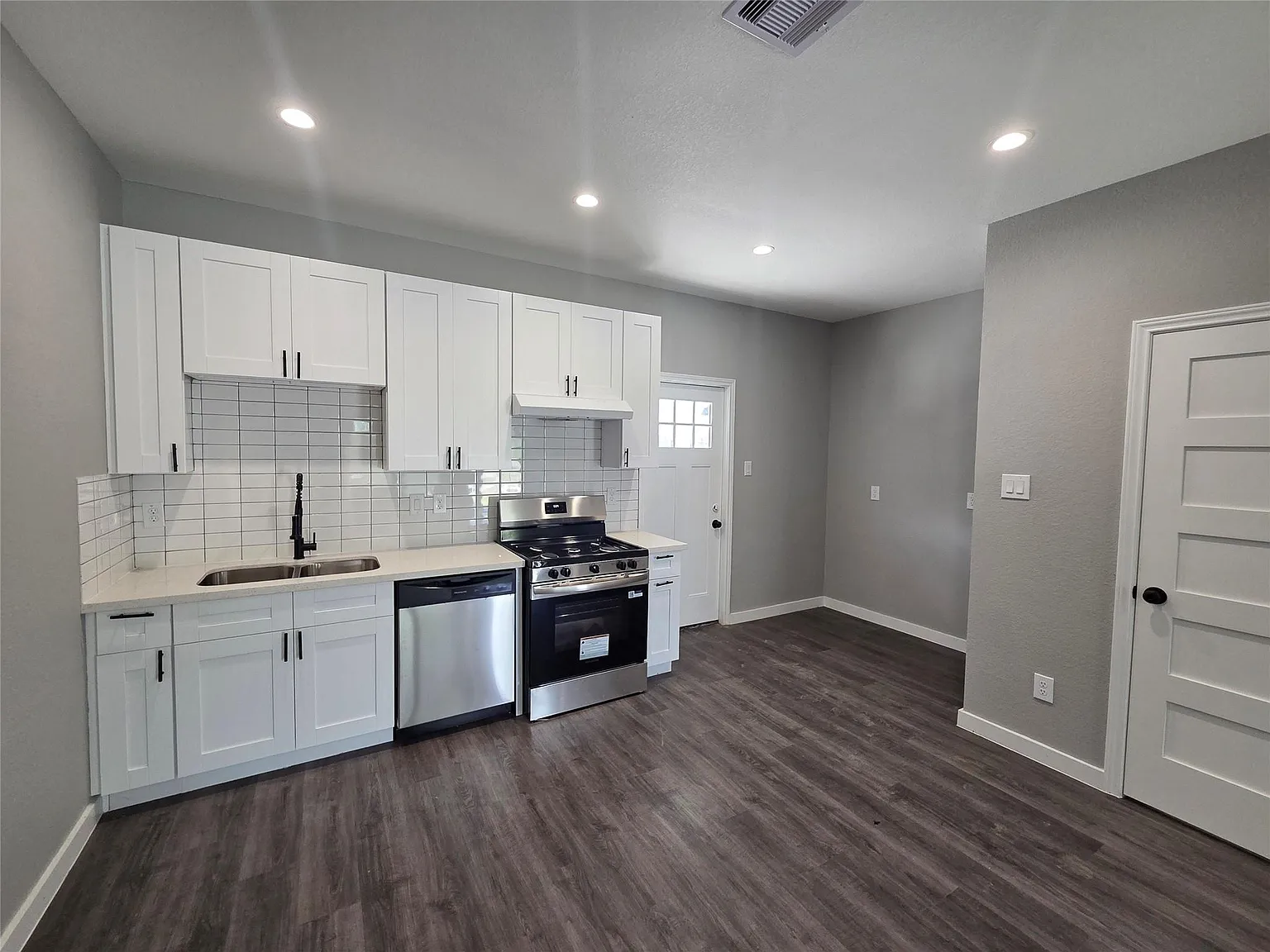 2 bed, 1.5 bath, $1,700 — Photo 4