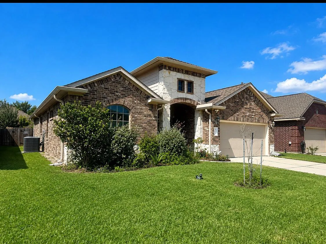 3 bed, 2.0 bath, 2083 sqft, $2,200 — Photo 3
