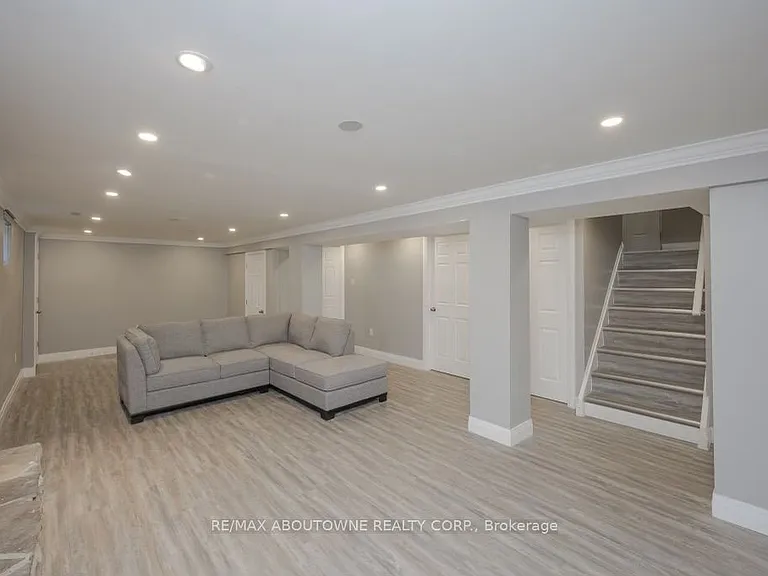 2444 Woburn Cres — Photo 9