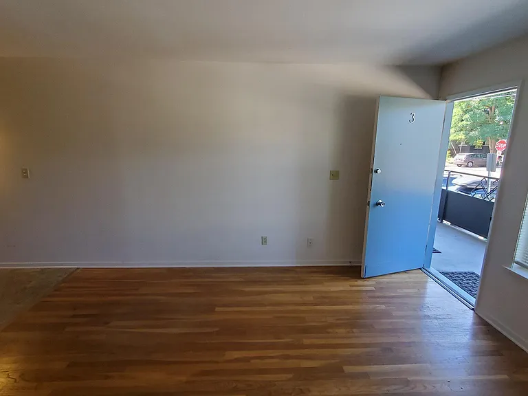 1201 NE 52nd St #8 — Photo 12