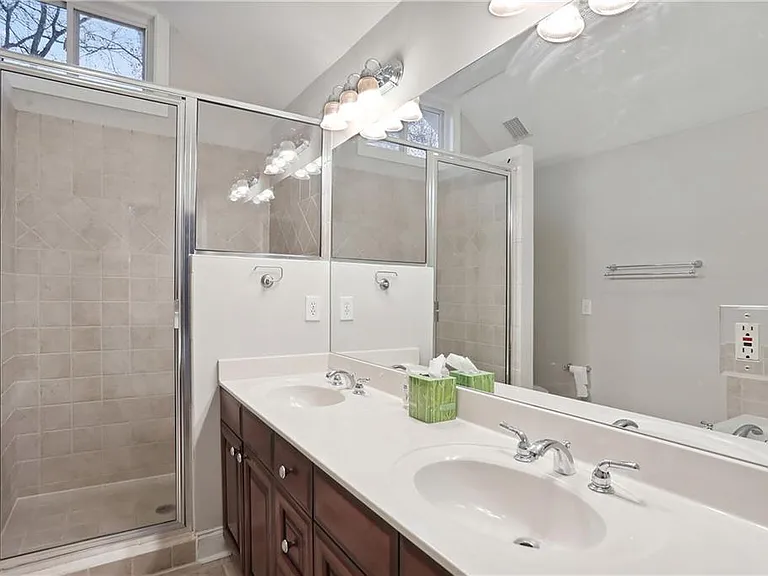 99 Bates Ave NE — Photo 20
