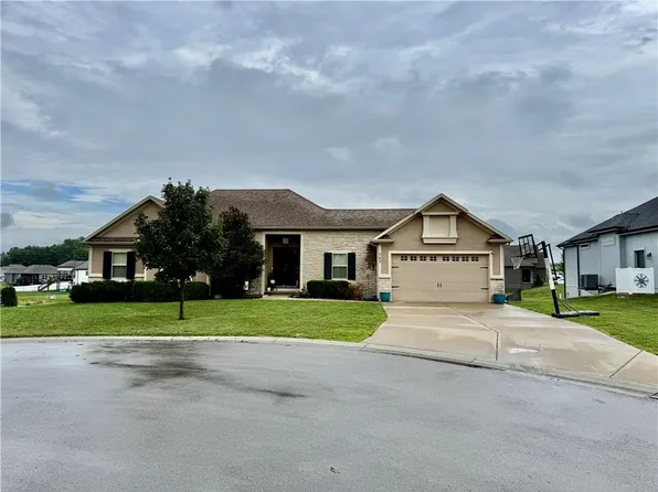 703 SW Eagle Dr, Oak Grove, MO 64075