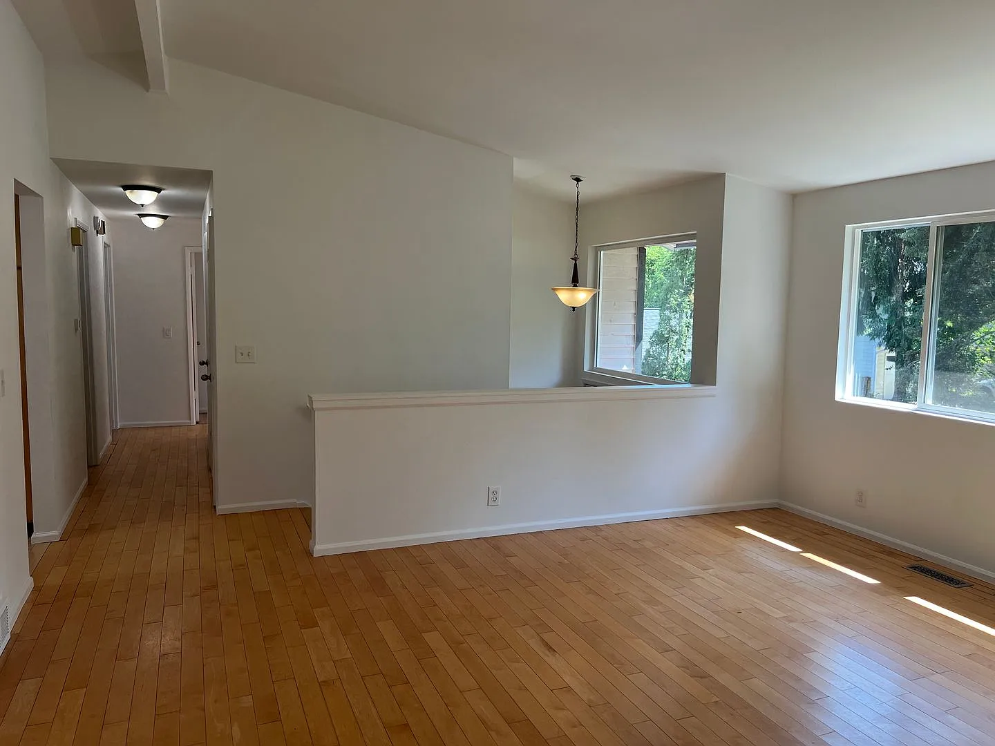 4bd/2.75ba Bellevue Home — Photo 4