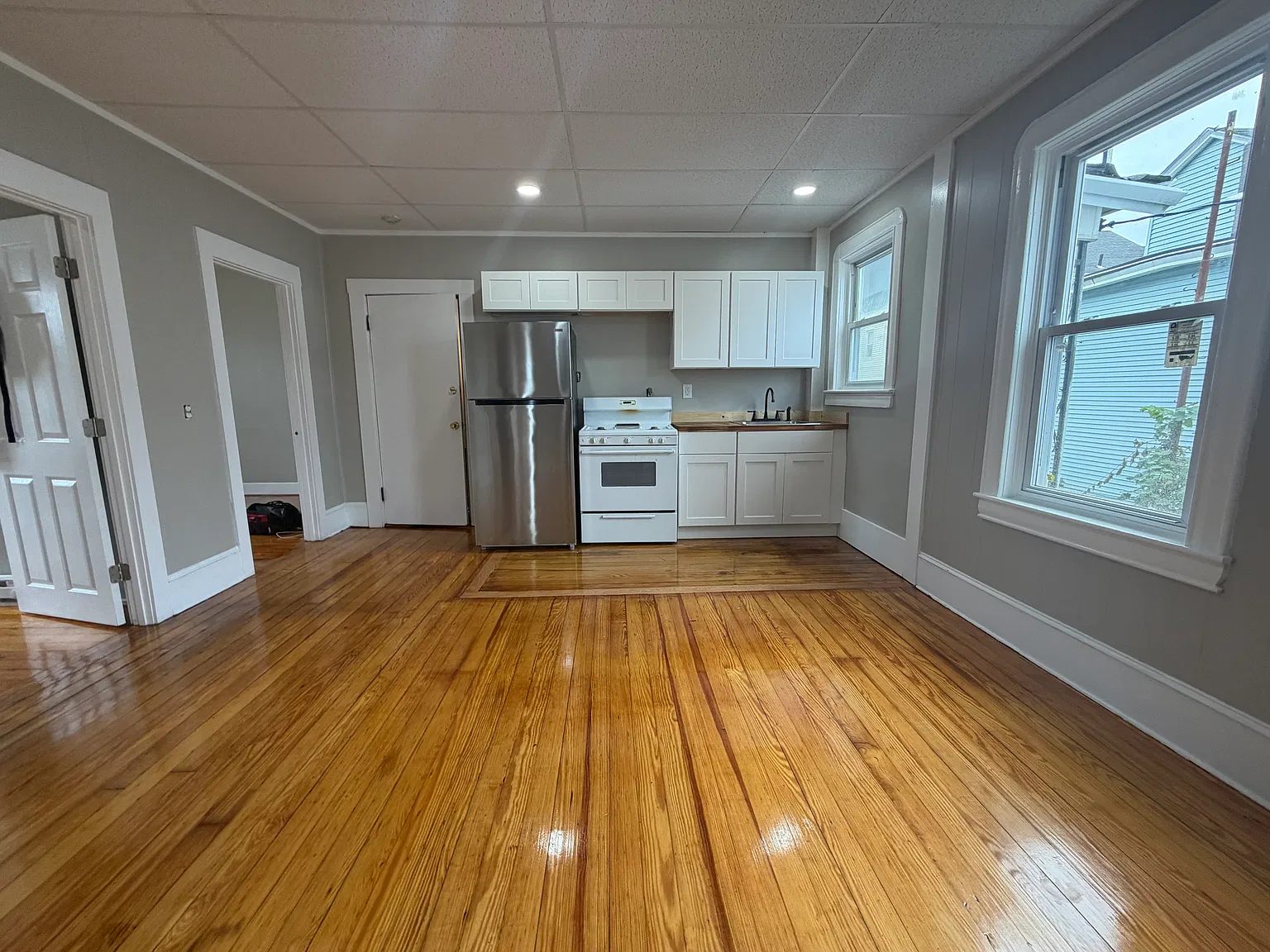 4 bed, 900 sqft, $2,000 — Photo 2