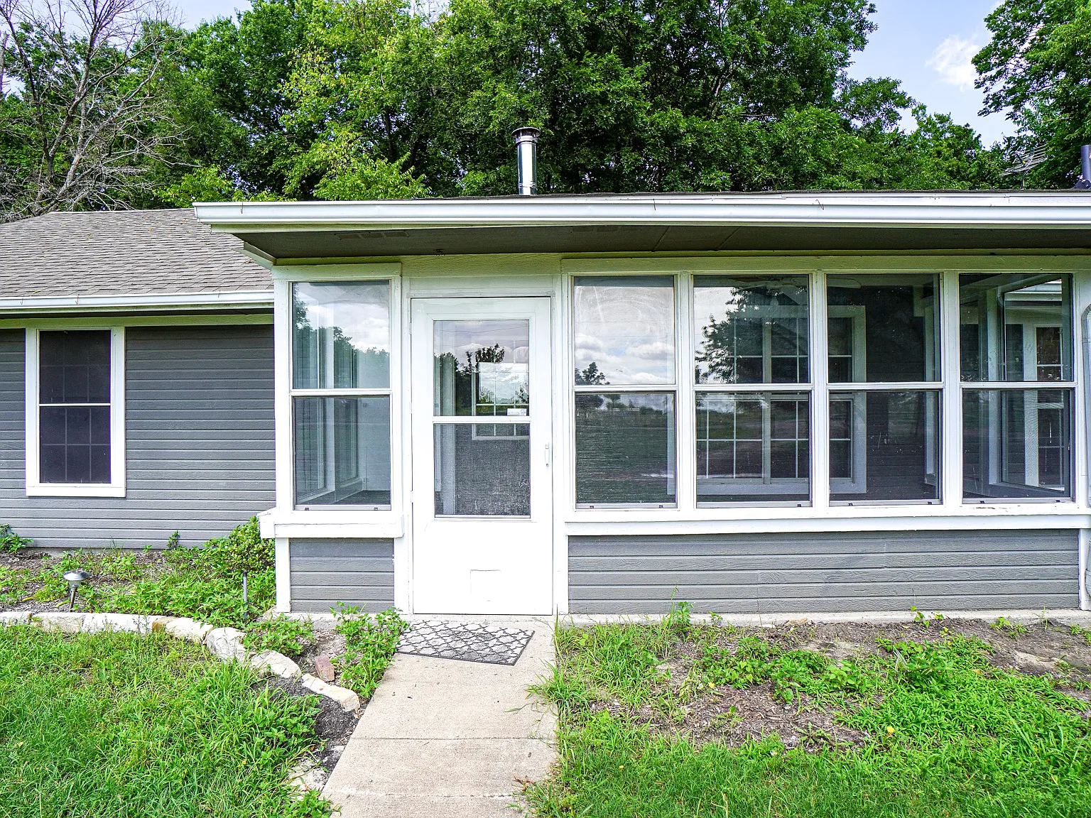 3 bed, 864 sqft, $1,900 — Photo 3