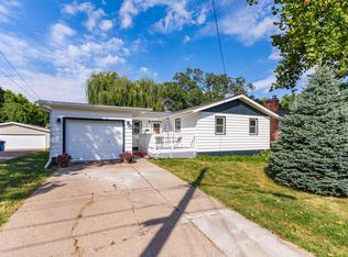 921 Eisenhower St, Muscatine, IA 52761