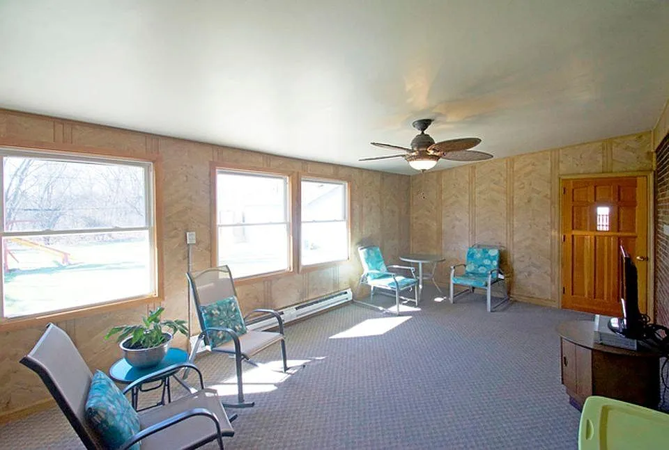 Sun room - 1156 S Ahrens Ave