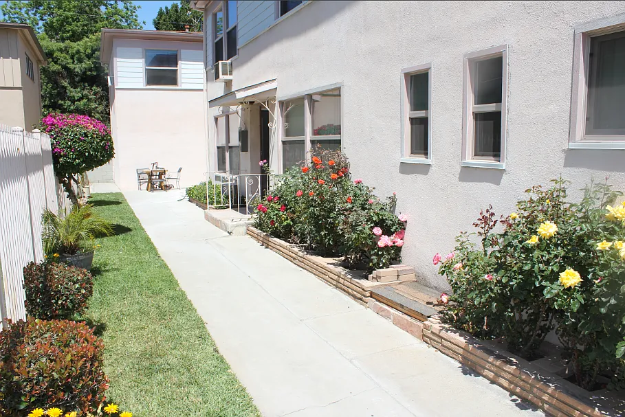 2 bed, 1000 sqft, $2,395 — Photo 2