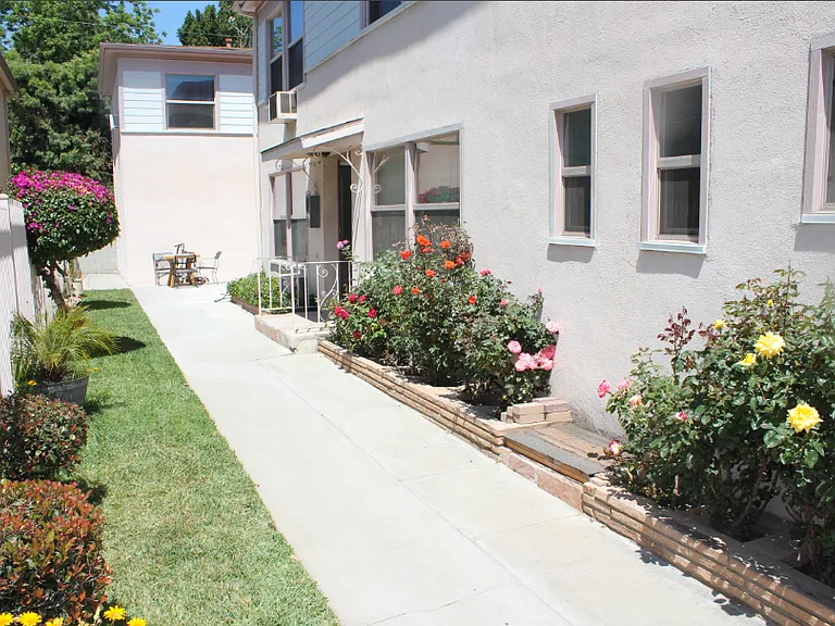 Laurel Canyon Blvd — Photo 7