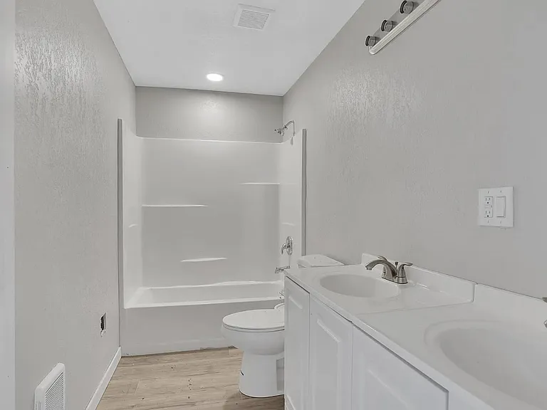 924 3rd St #B — Photo 2