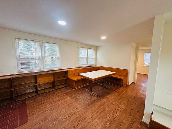 5th image of 806 S Main St APT 4