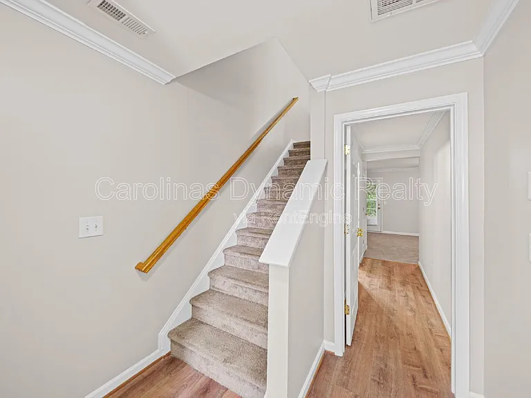 1526 Royal Auburn Ave — Photo 5