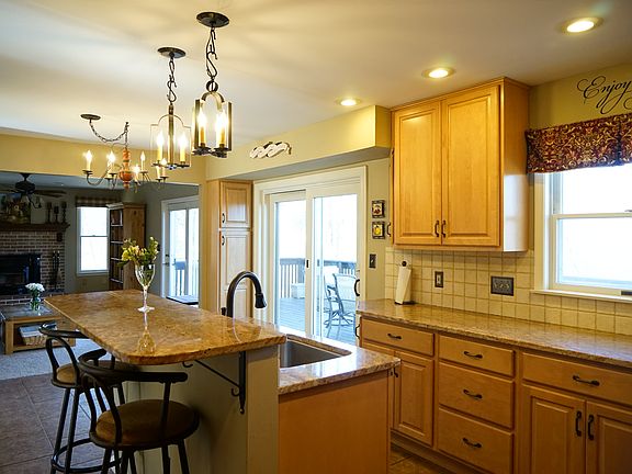 Breakfast bar & Deck views