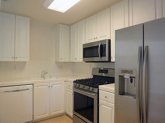 4th image of 321 Dunsmuir Ter Unit 1