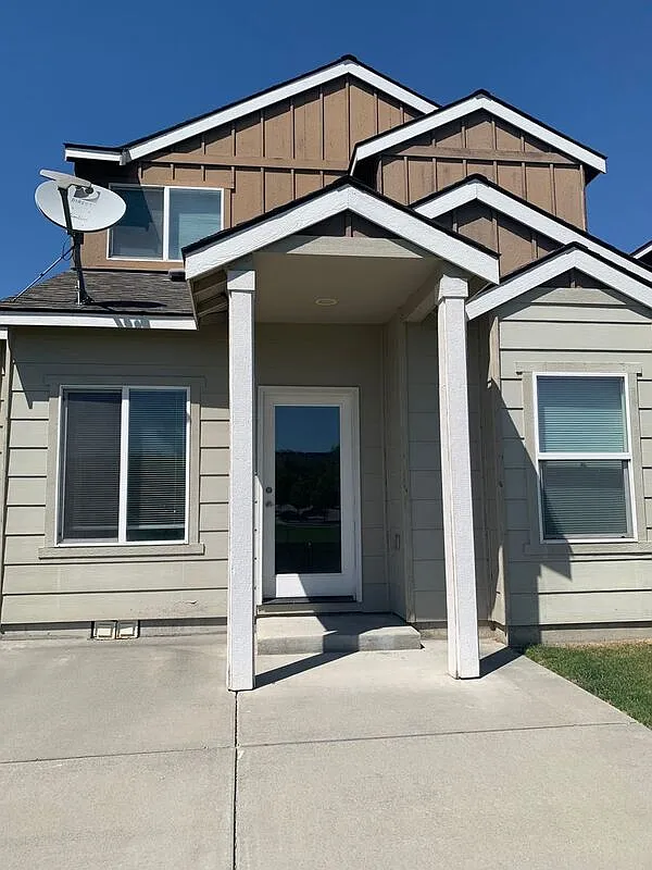 3 bed, 2.5 bath, 1273 sqft, $2,100 — Photo 2