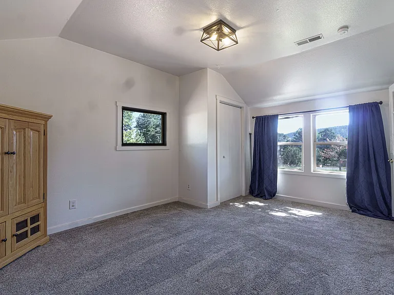 1021 W South Ave — Photo 16