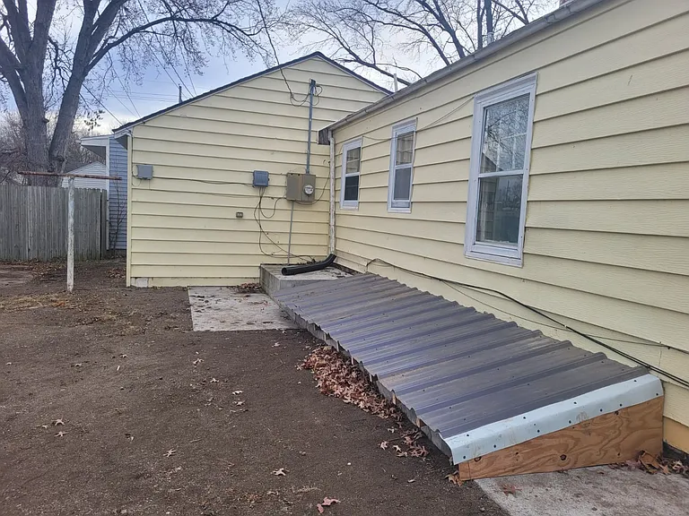 1611 N Locust St — Photo 2