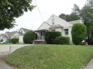 194 Marcellus Rd, Mineola, NY 11501