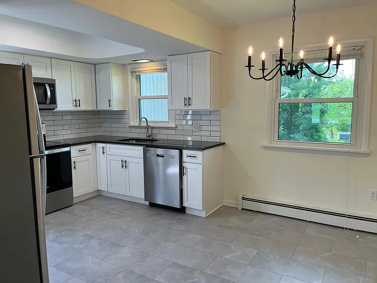 1112 Harriet Ave — Photo 4