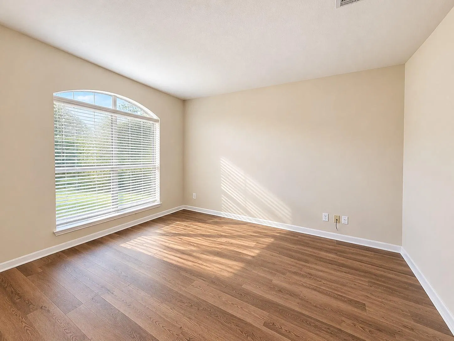 4 bed, 2.5 bath, 3385 sqft, $2,500 — Photo 3