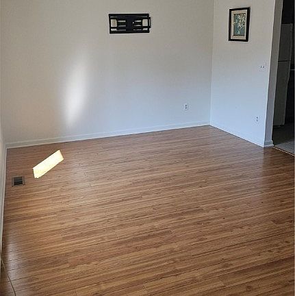 3rd image of 504 Maple Brook Dr