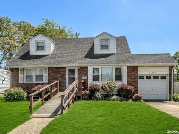 154 New Hampshire Avenue, Massapequa, NY 11758