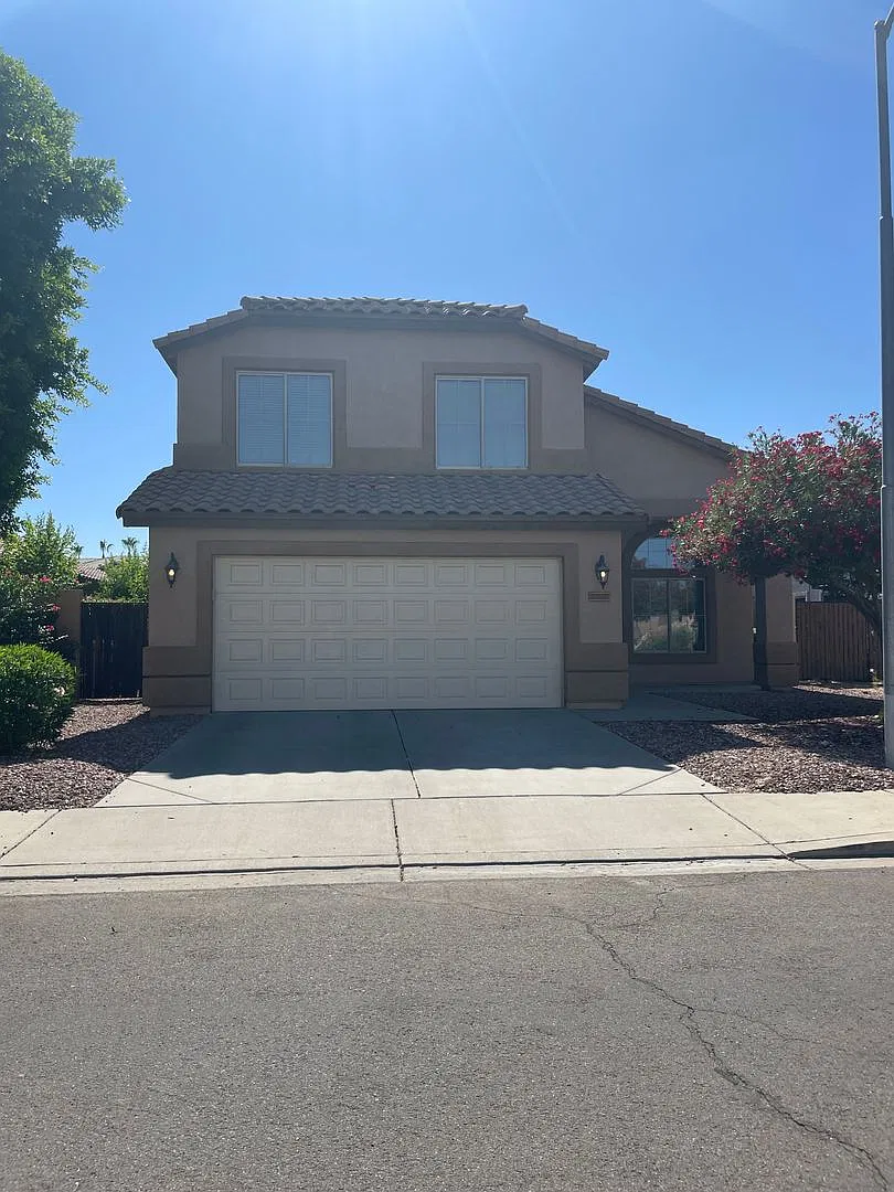 3 Bedroom +Den In Glendale — Photo 1