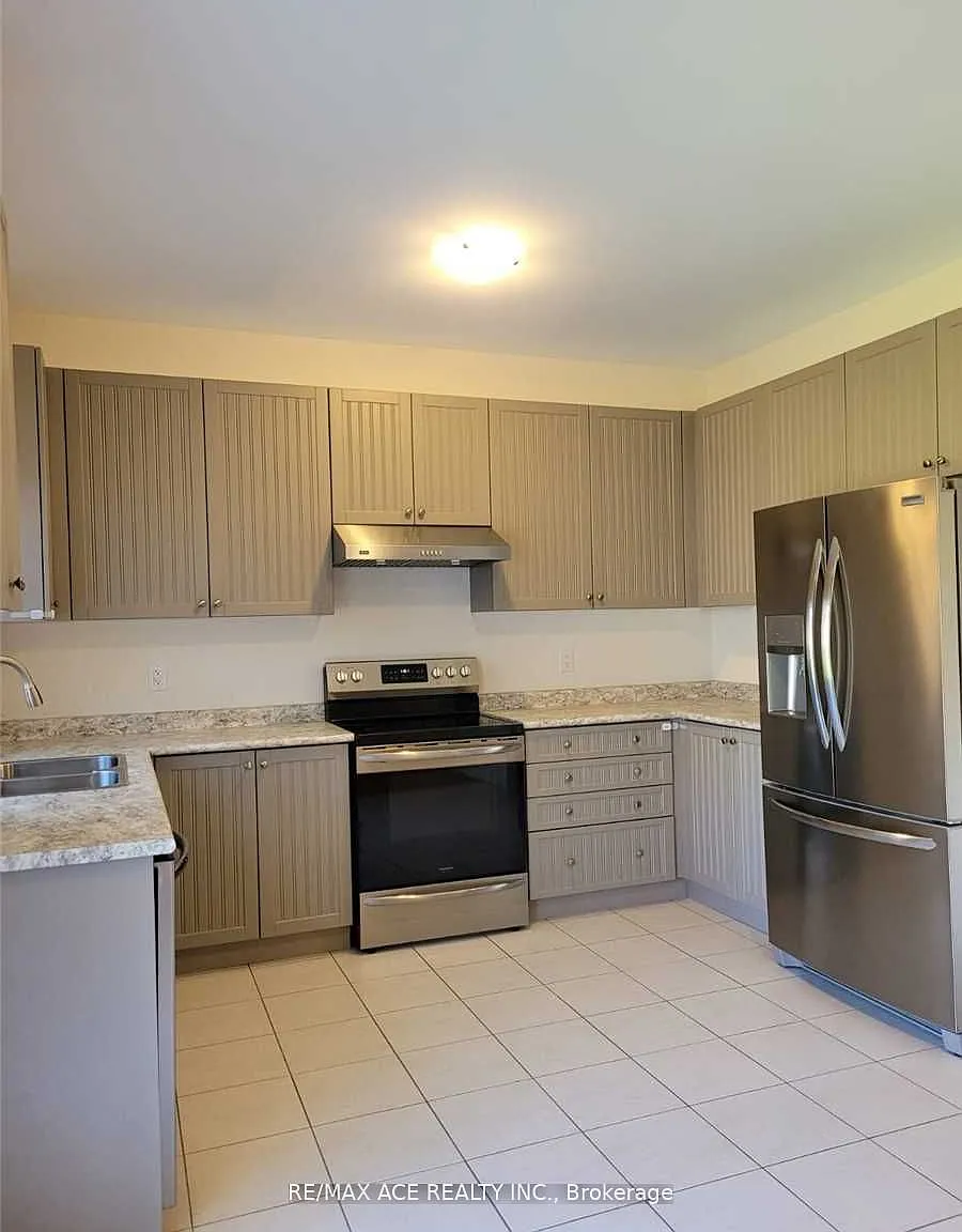 4 bed, $2,600 — Photo 2