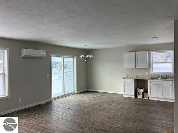 4th image of 4909 Meadowlark Ln #38