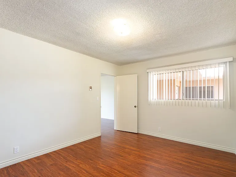 1030 N Harper Ave — Photo 25