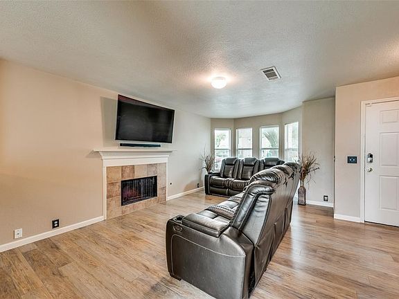 4th image of 823 Creekside Dr