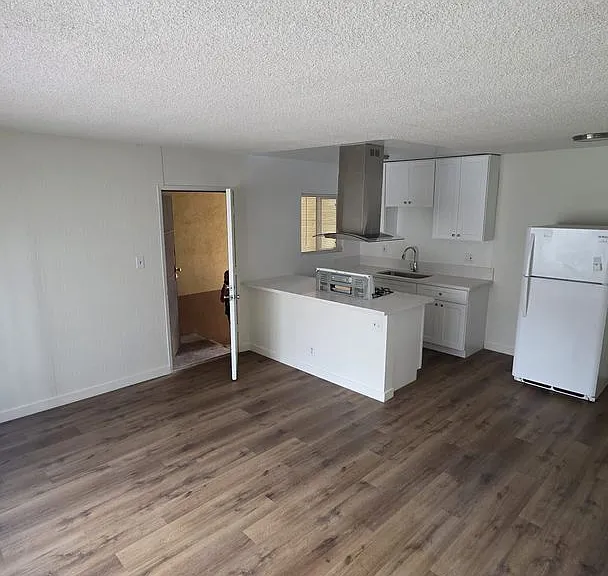 909 S Normandie Ave — Photo 2