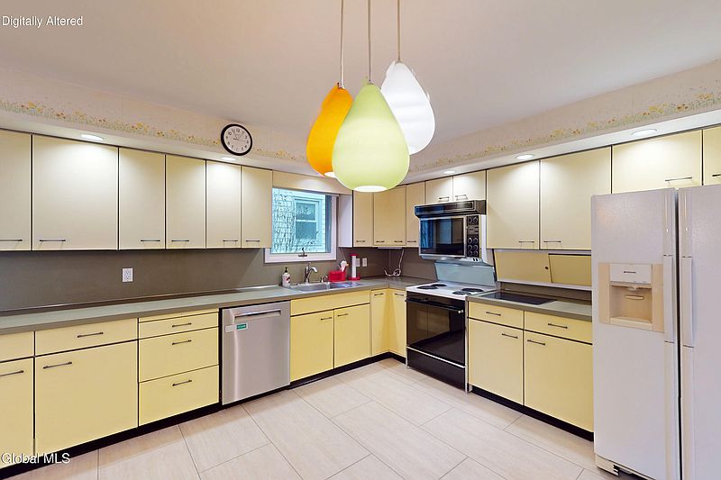 4th image of 393 W Lawrence Street