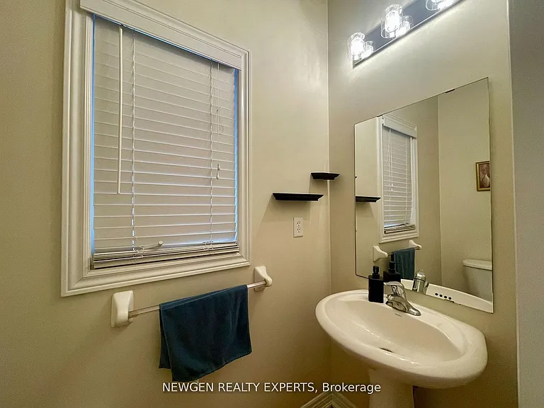 42 Crystalview Cres #UPPER — Photo 13