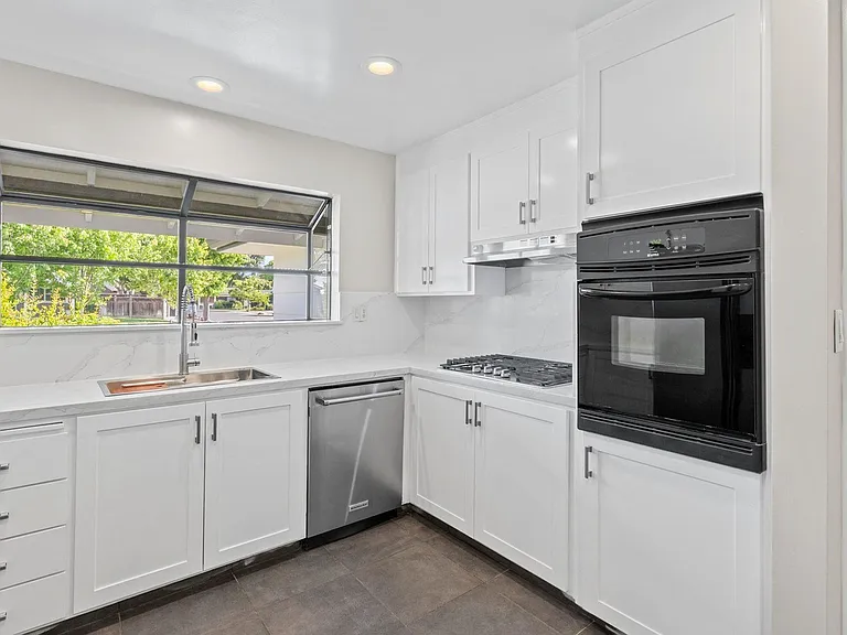 2506 Ardilla Ct — Photo 8