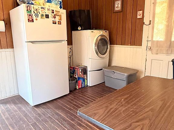 5th image of 581 Roxbury St