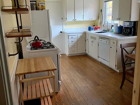 4th image of 463 Waverley St