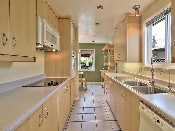 3rd image of 2286 Amethyst Dr