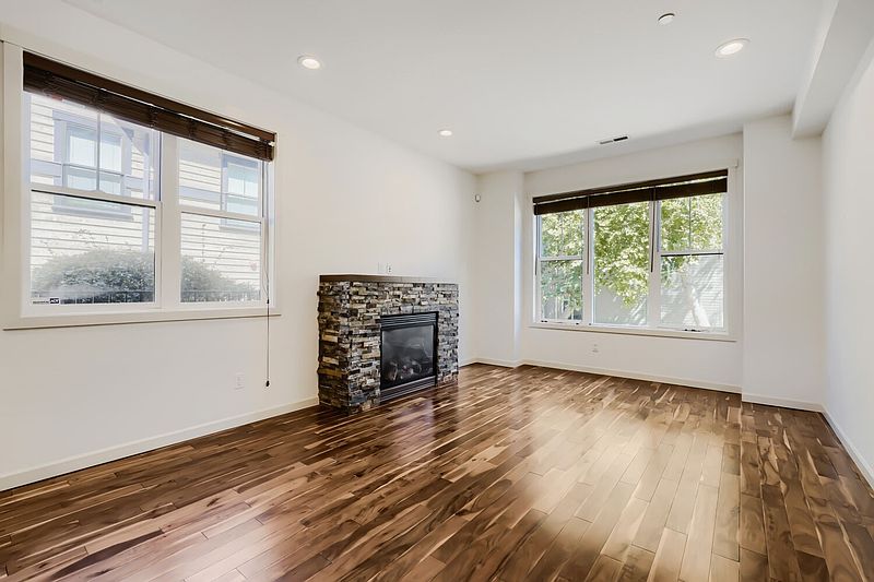 5th image of 303 Bellevue Way SE