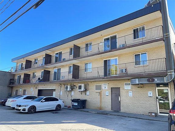 2nd image of 2136 Wyandotte St W #21