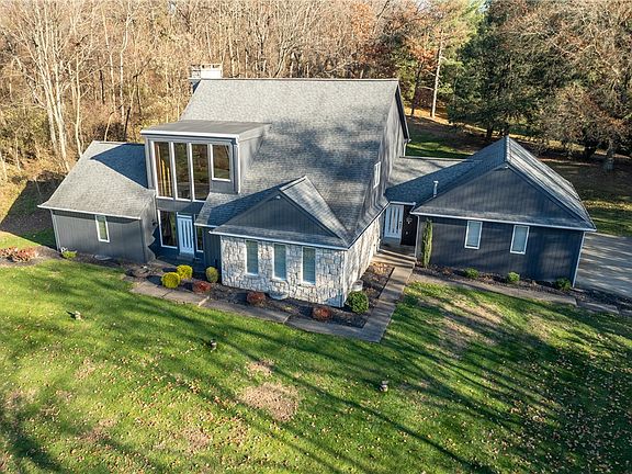 3rd image of 550 Locust Valley Rd