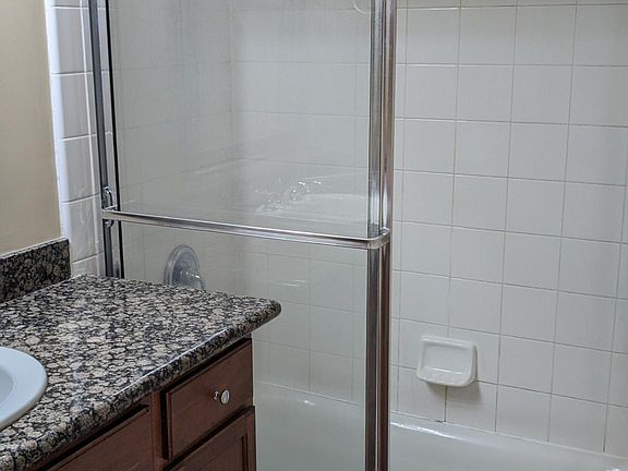 4th image of 800 N Mollison Ave Unit 15