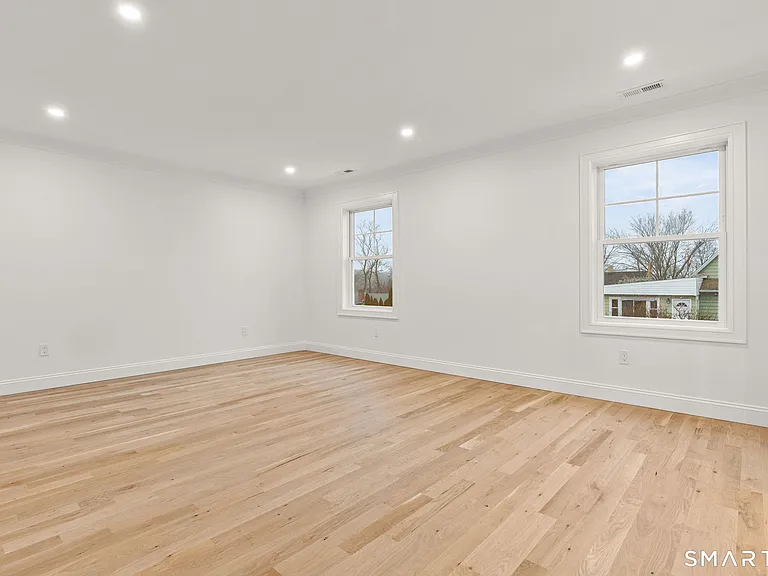 108 New England Ave — Photo 6
