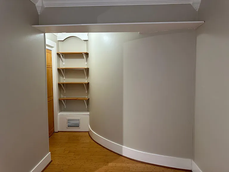 819 W Knox St — Photo 16