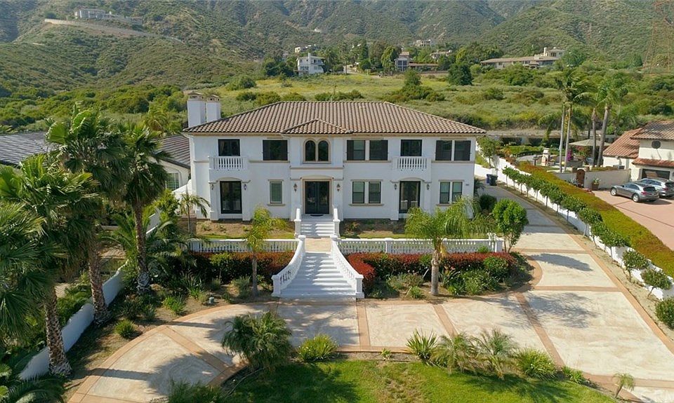 1st image of 2541 Mountain Dr