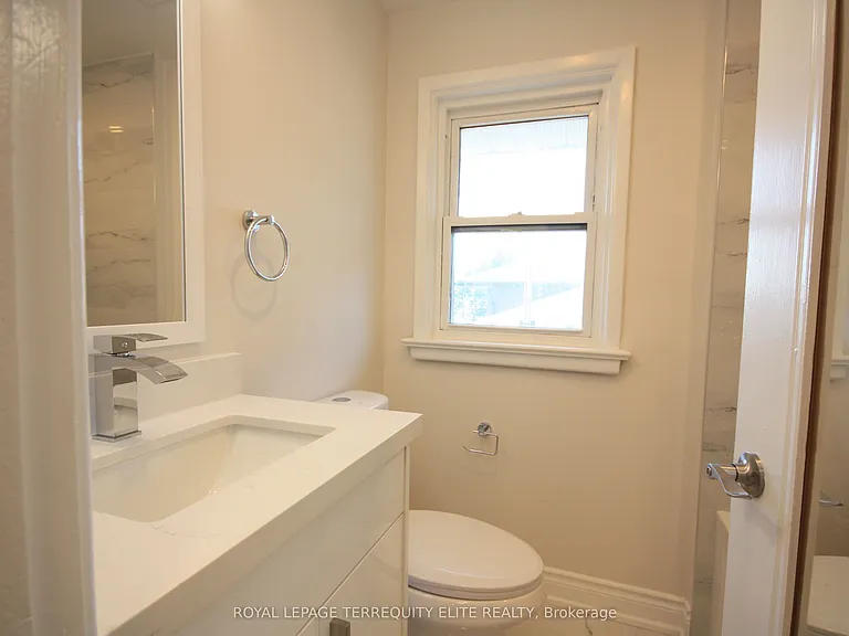 54 Beacham Cres #LOWER — Photo 7