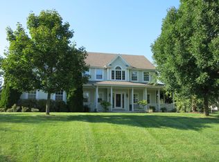 W289N4181 Farm Valley Ct, Pewaukee, WI 53072