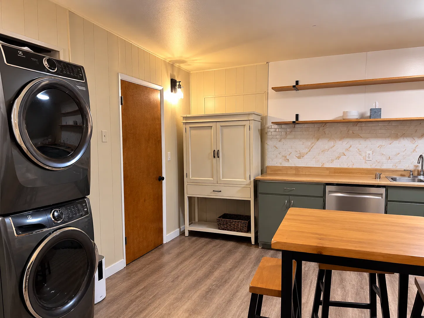 2 bed, 800 sqft, $1,600 — Photo 2